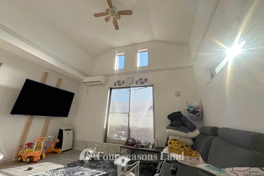 Spacious 3LDK House with High Ceilings in Fujisawa - Photo 1