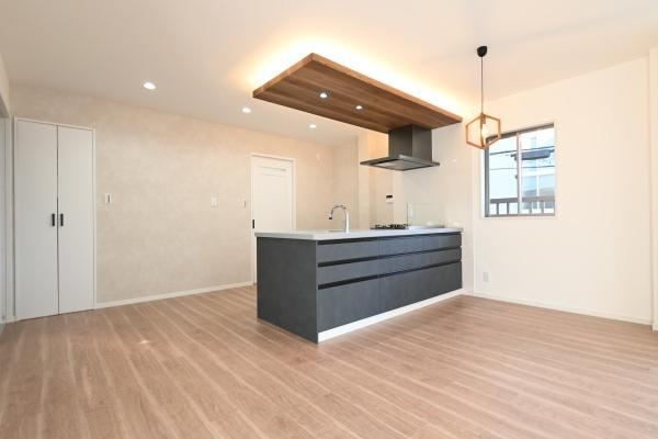 Fully Renovated 4LDK House with High Roof Parking in Yodogawa, Osaka - Photo 1