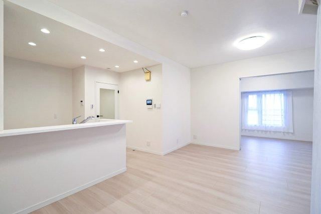 Renovated 2LDK Apartment with Ample Documentation - Photo 1
