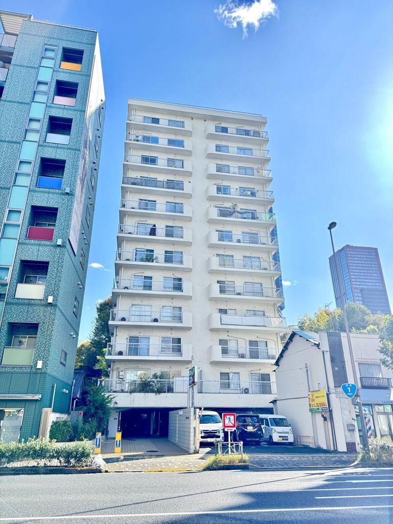 2LDK apartment in Minato Ward, Tokyo - Photo 1