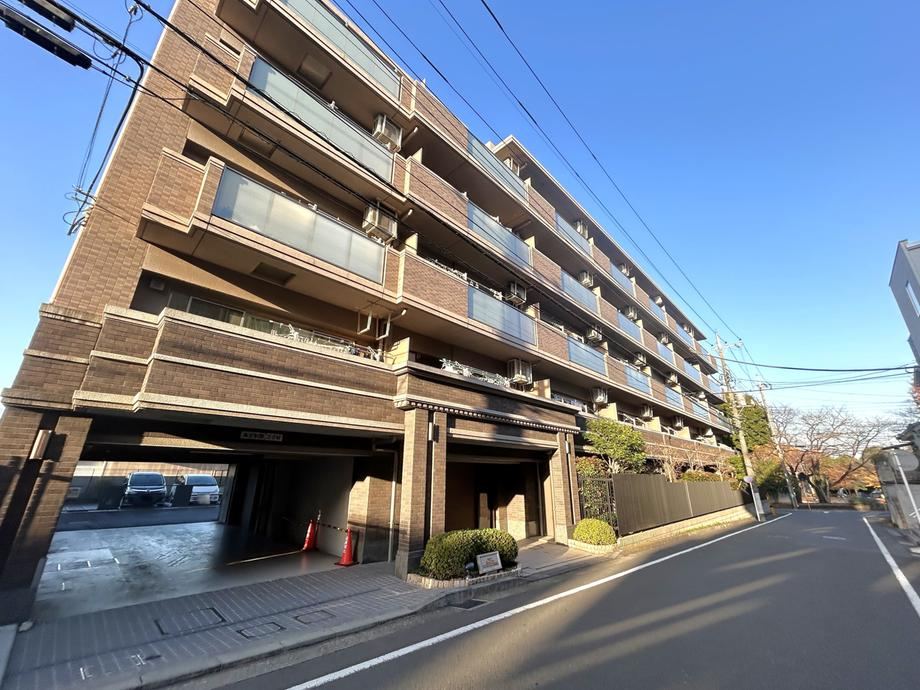 Bright 3LDK Corner Apartment in Yokohama - Photo 1
