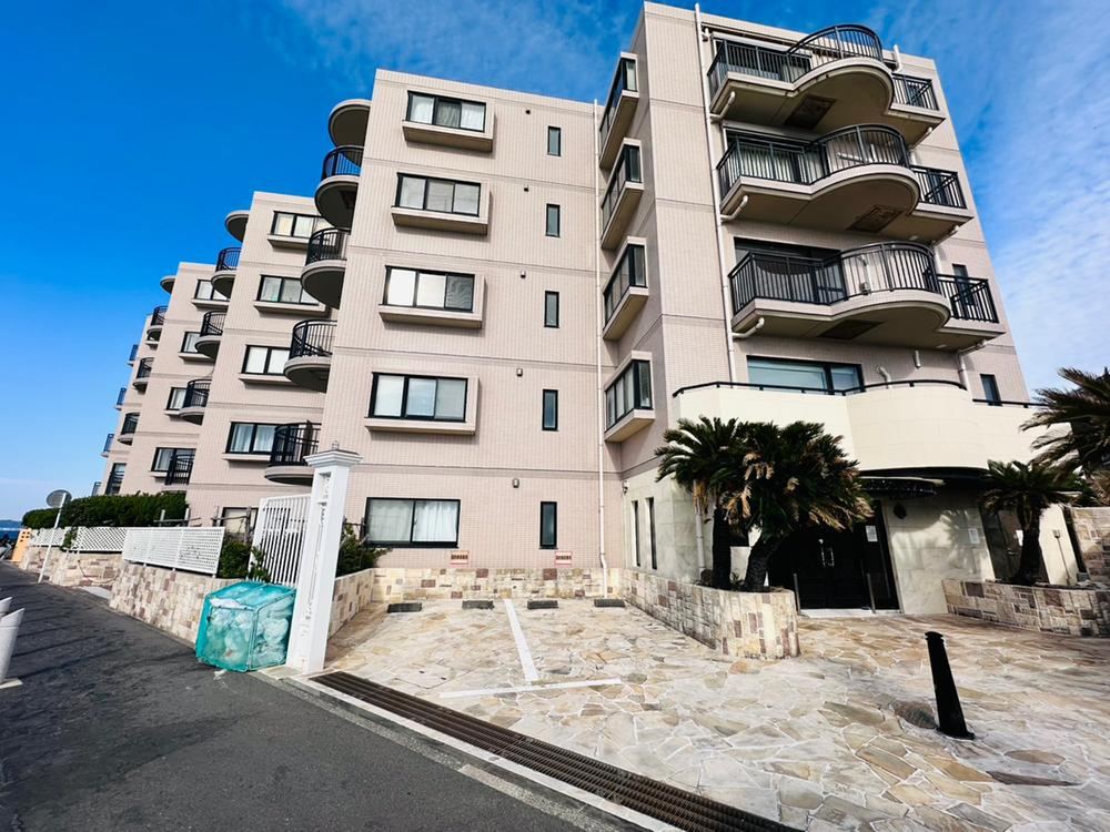 Coastal Living 3LDK Apartment in Isshiki - Photo 1