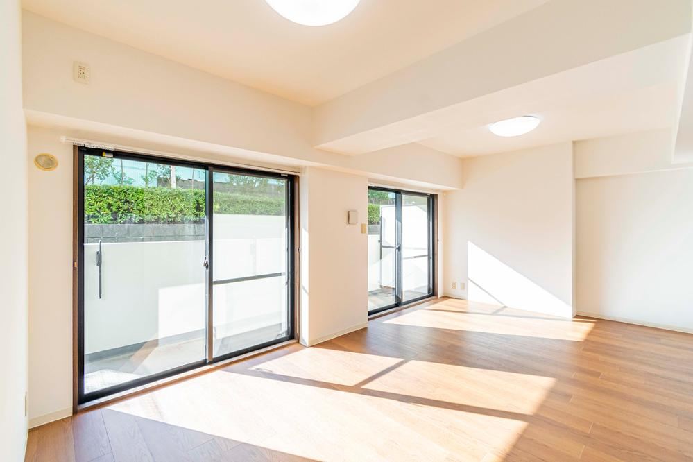 Renovated 2LDK+S Apartment with Garden in Yokohama - Photo 1