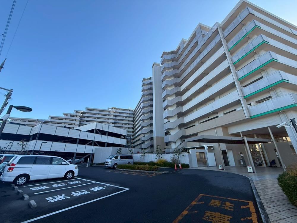 3LDK apartment in Higashiosaka, Osaka - Photo 1