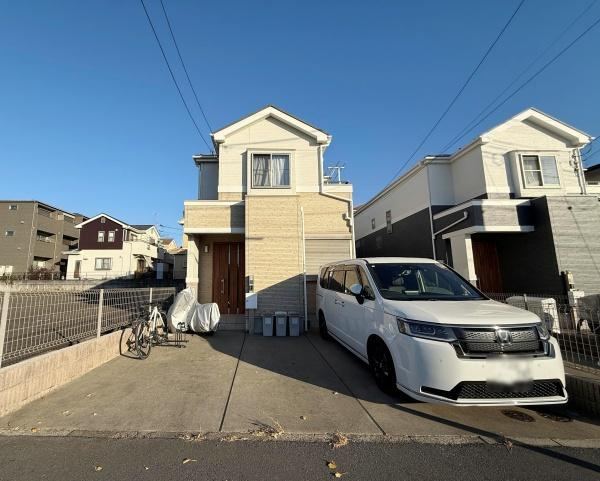 Sunny 4LDK Home with Ample Storage - Photo 1