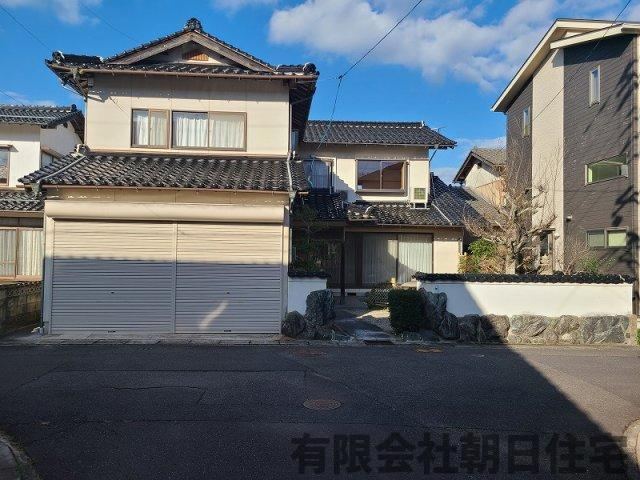8DK House with Ample Storage Near Kimae Station - Photo 1