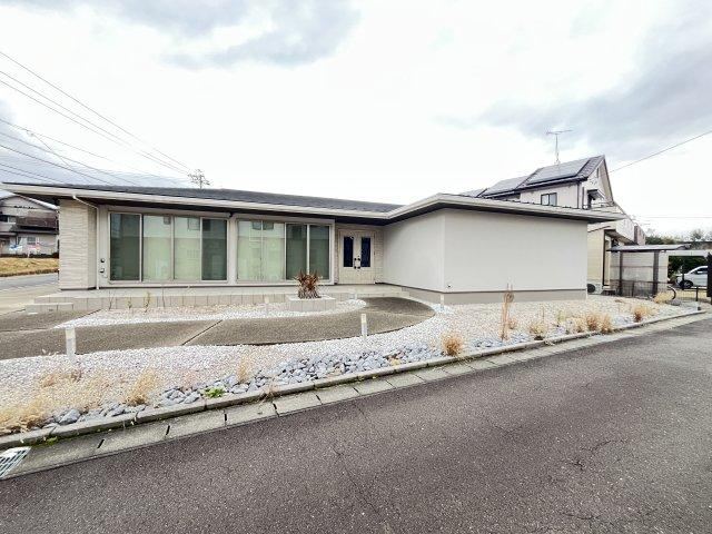 Spacious 4LDK Home in Dandaka - Photo 1