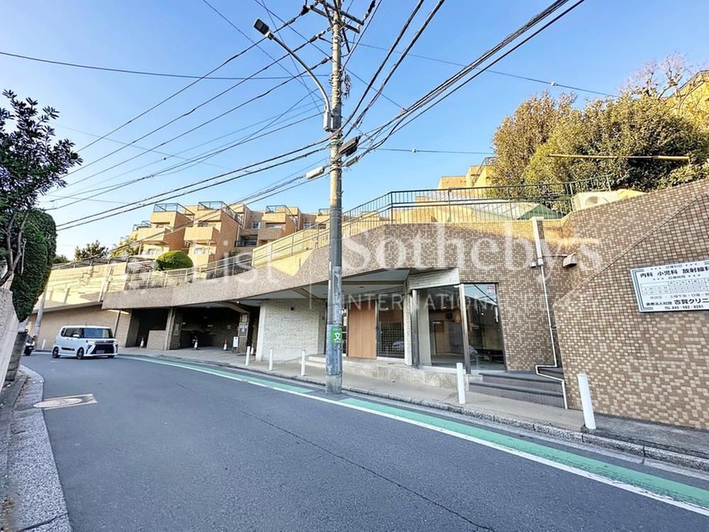 Modern 3LDK Apartment with Rooftop Terrace in Tsurumi - Photo 1