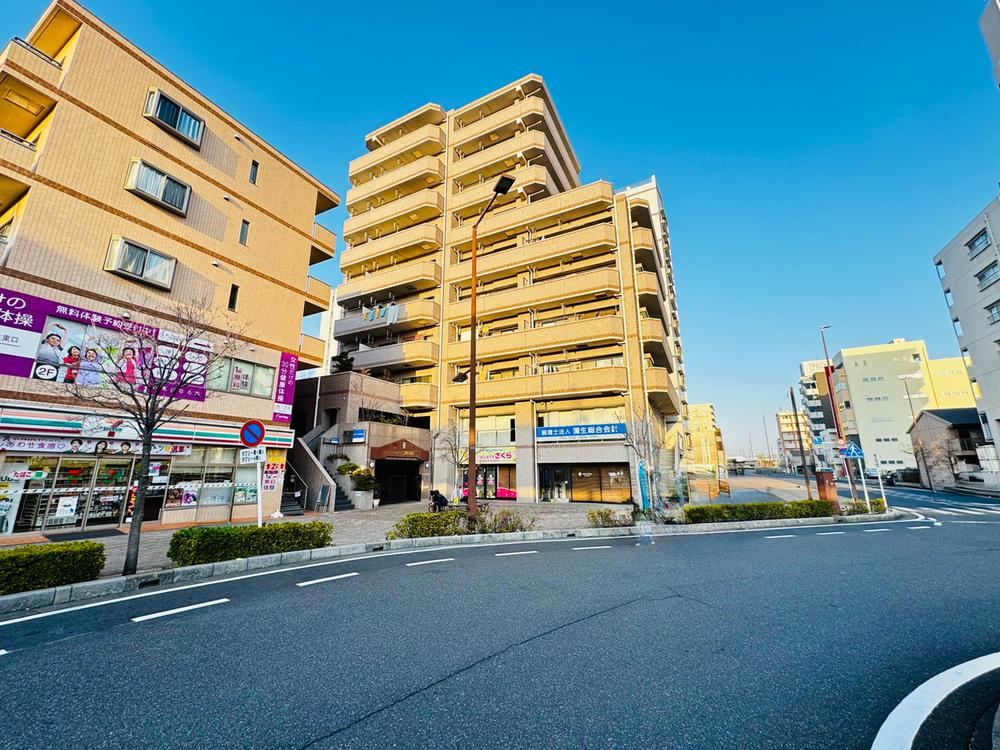 Renovated 1LDK+S Apartment Steps from Gamou Station - Photo 1