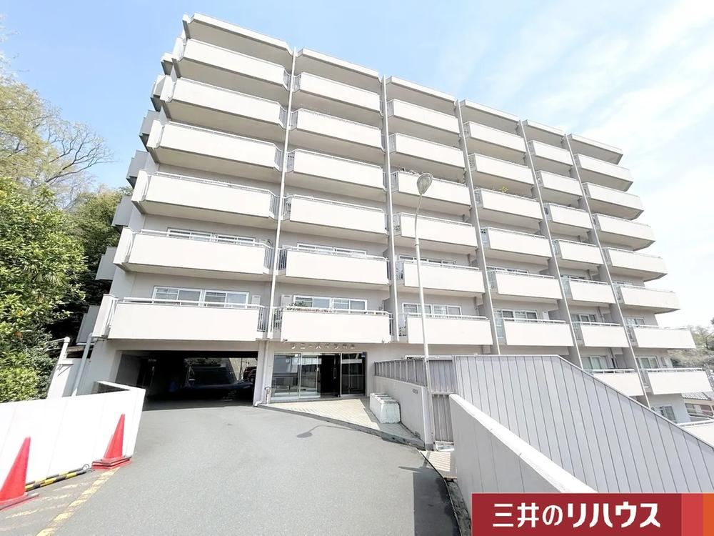 Sunny 3LDK Apartment in Tsunashima - Photo 1