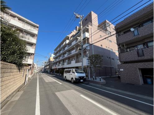 Bright 1LDK Apartment in Aoto - Photo 1