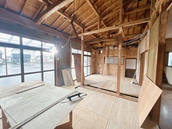 Renovated 4LDK House with Modern Amenities - Photo 1