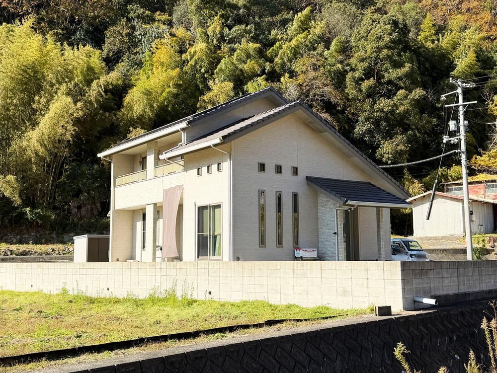Spacious 4SLDK Home with Parking in Aki-Tsu - Photo 1