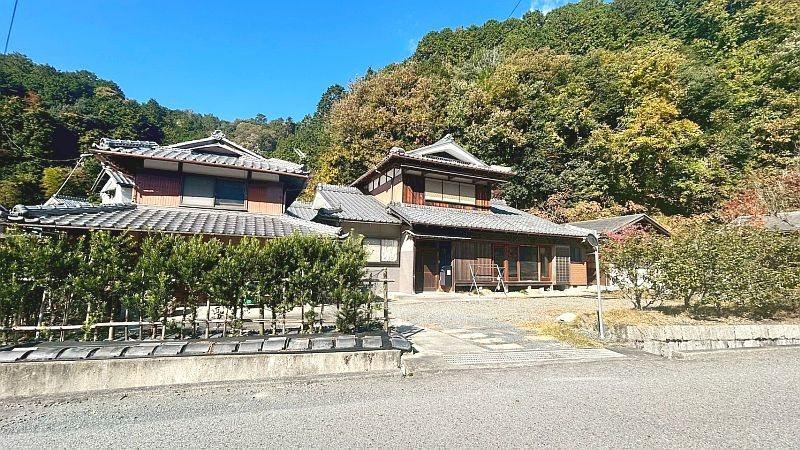 Spacious 8DK House on Large Lot in Takatsuki - Photo 1