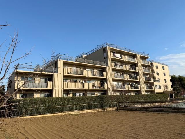 Sunny 3LDK Apartment in Mizuhodai - Photo 1