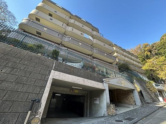 2LDK+S Apartment in Quiet Isogo Neighborhood - Photo 1