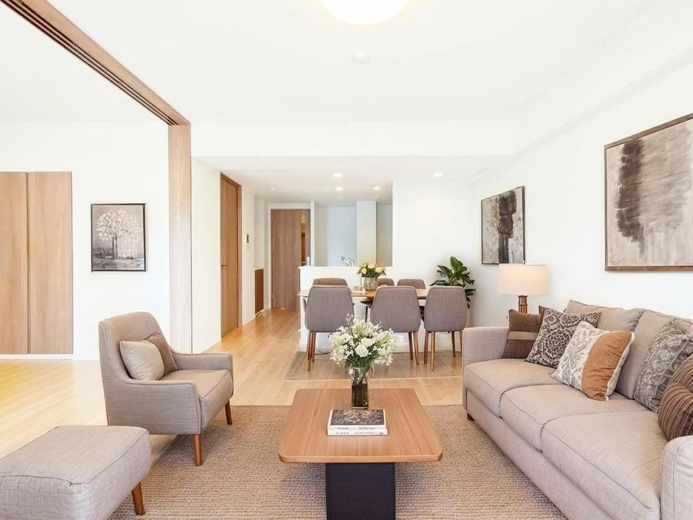 Fully Renovated 3LDK Apartment with WIC - Photo 1