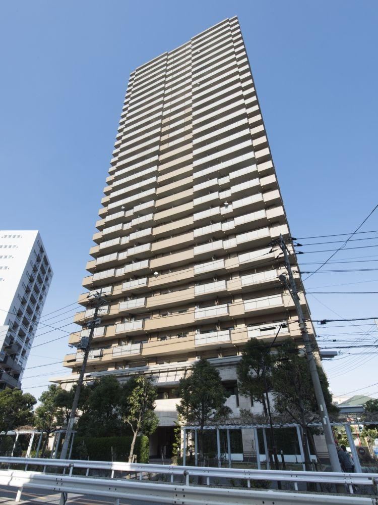 Corner 3LDK Apartment with Great Views in Arakawa - Photo 1