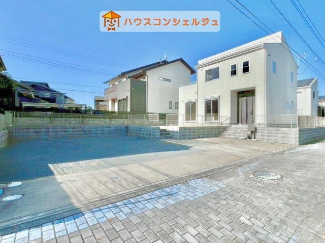 Spacious 4LDK+S Home with Parking for 6 Cars - Photo 1