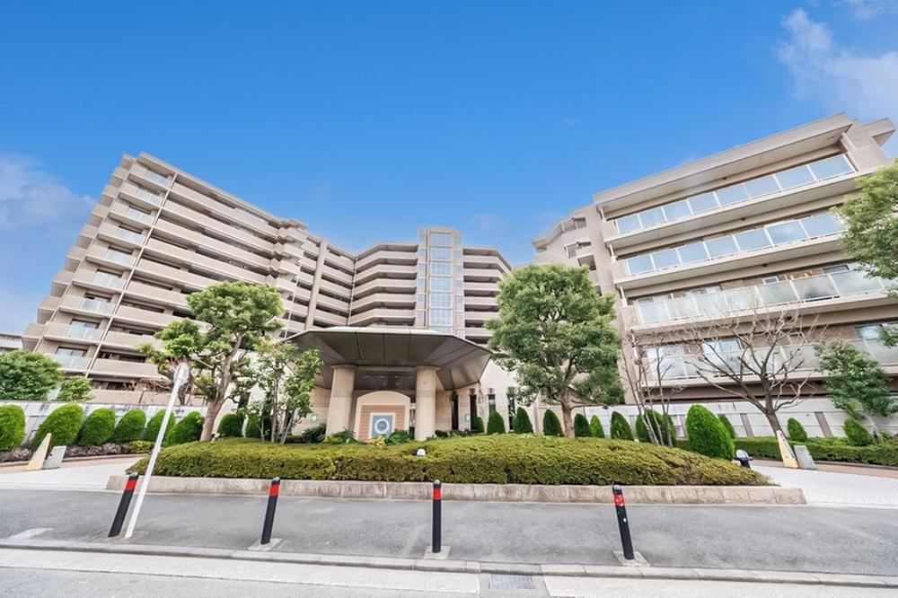 Spacious 3LDK Apartment in a Large Community - Photo 1