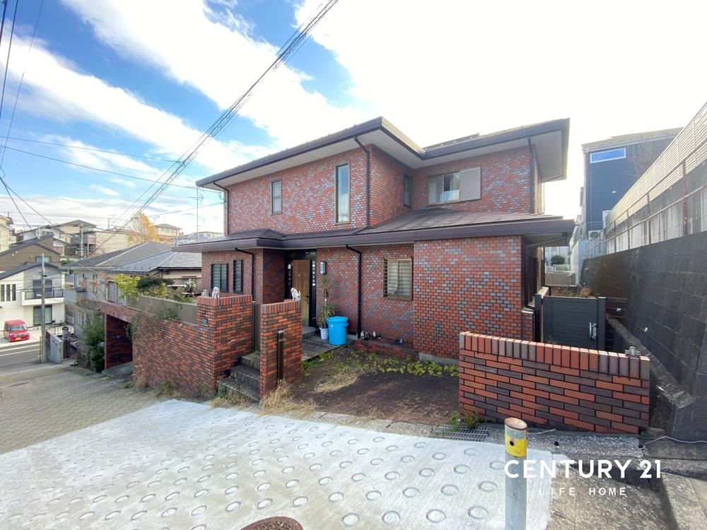 Generous 4LDK Detached House with Ample Space Near Mitsuzaka Station - Photo 1