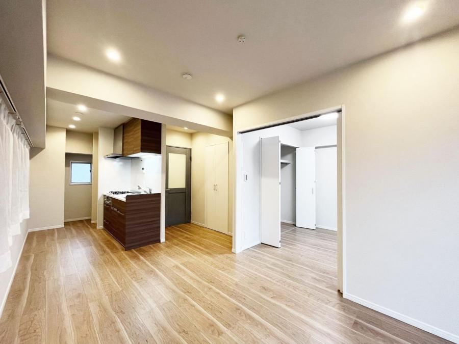 Fully Renovated 1LDK Apartment Just 1 Minute from Machiya Station - Photo 1