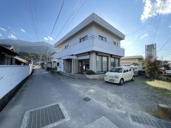 Versatile 6DK House with Warehouse in Shikokuchuo - Photo 1