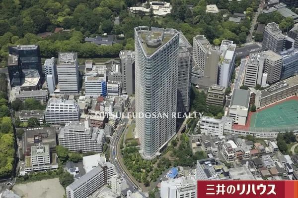 2LDK apartment in Minato Ward, Tokyo - Photo 1