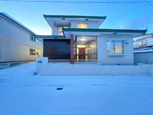 Spacious 4LDK Home with Parking in Obihiro - Photo 1