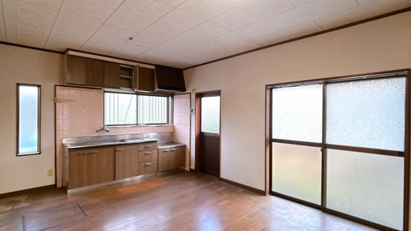 Upcoming Renovated 3LDK House with Garden Space - Photo 1
