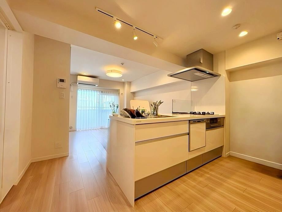 Renovated High-Floor Apartment in Nishi-Sugamo - Photo 1