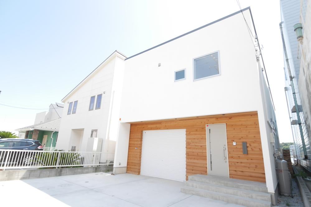 Garage House with Ocean View in Harumi - Photo 1