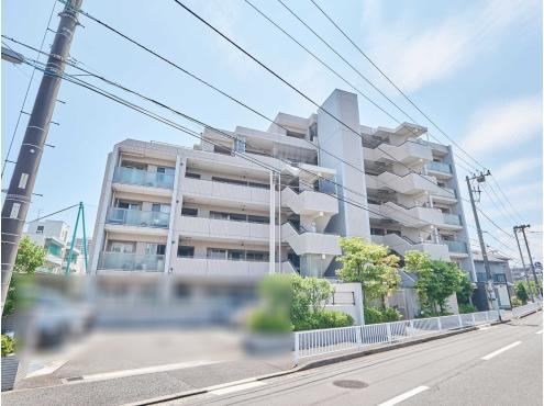 Stylish 2LDK Apartment with Terrace Near Yokohama Station - Photo 1