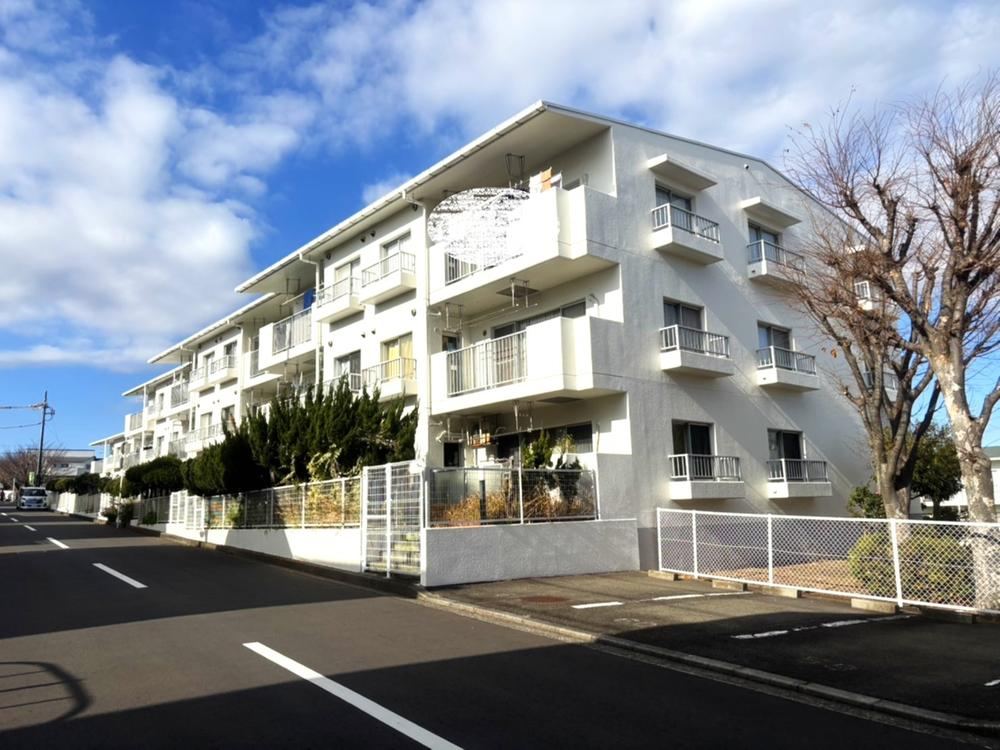 Newly Renovated 3LDK Apartment with Private Garden - Photo 1