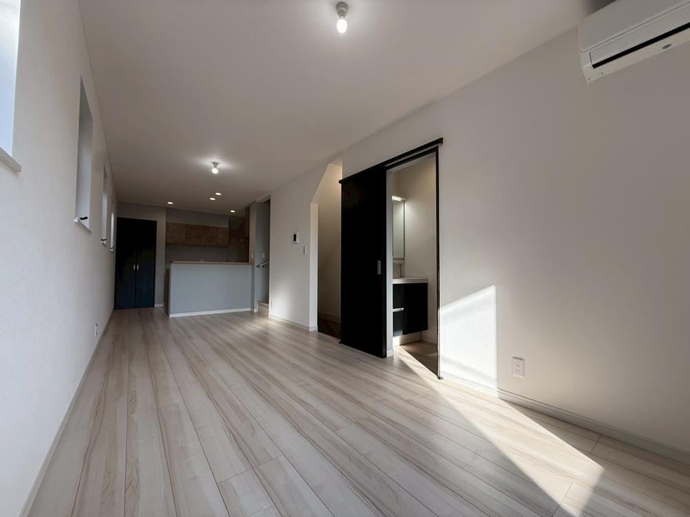 Modern 3LDK House with Living Room Stairs in Matsudo - Photo 1