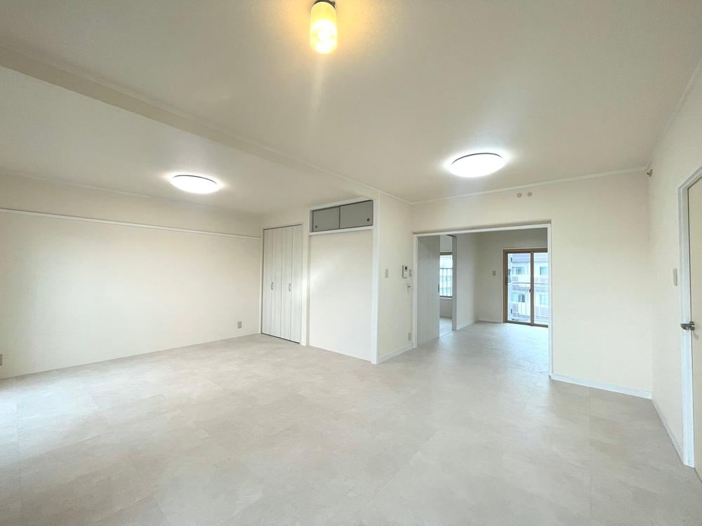Spacious 2LDK Apartment in Satsuki Town - Photo 1
