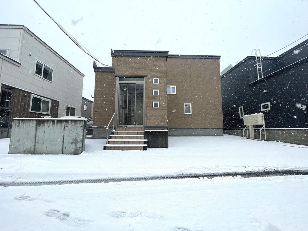 Spacious 4LDK House with Good Sunlight in Kita, Sapporo - Photo 1
