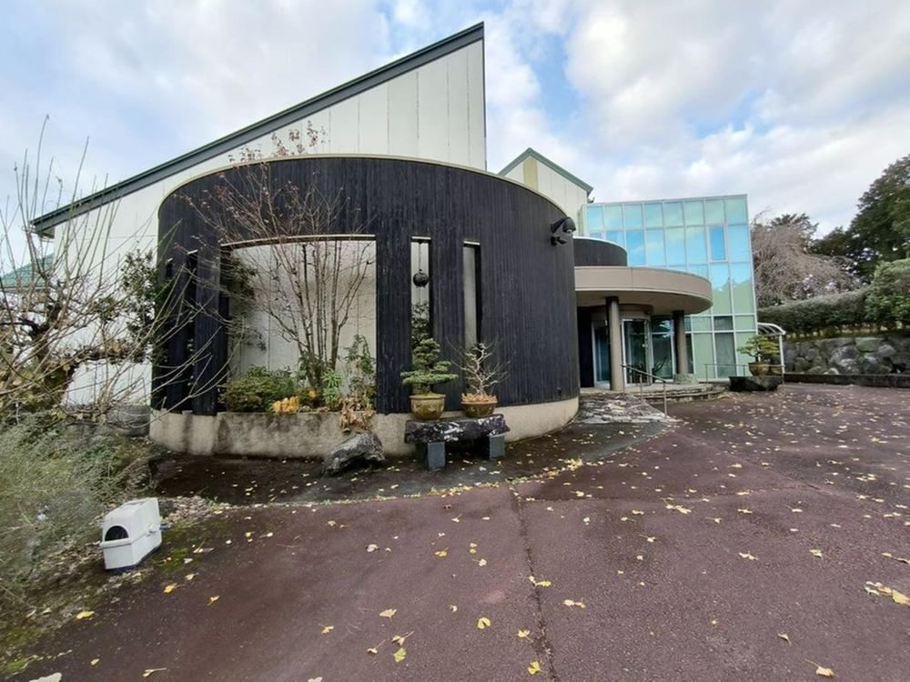 Versatile Art Hall for Sale - Photo 1
