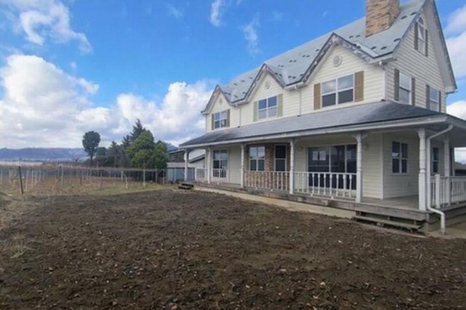 Spacious 4LDK Home with Extensive Renovations in Suzaka - Photo 1