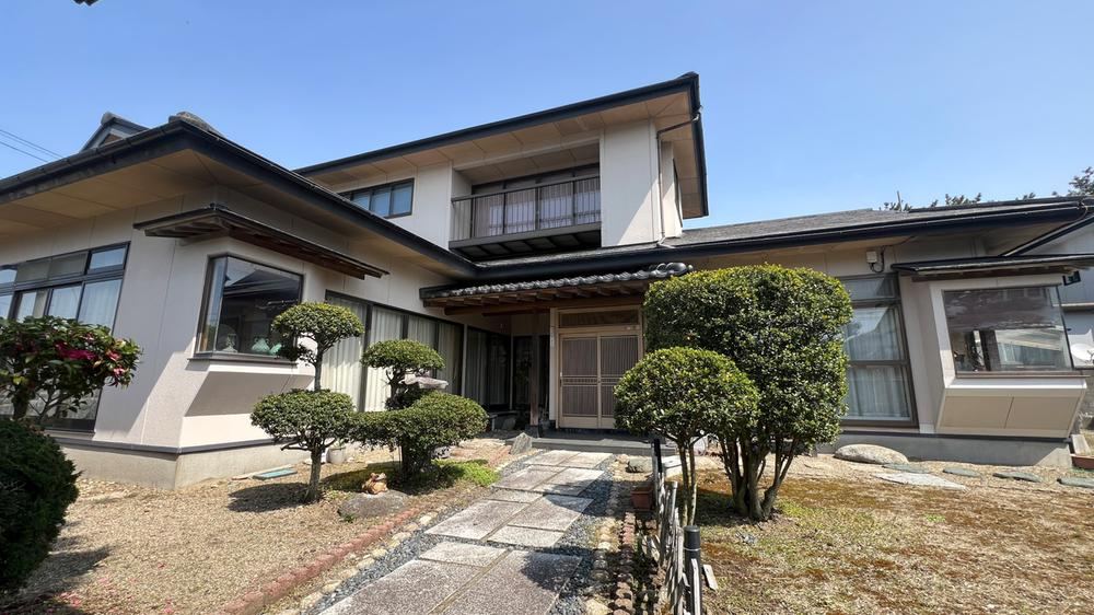 Traditional Japanese House with Garden and Garage - Photo 1