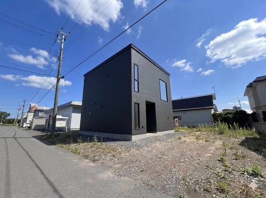 Quality 3LDK Home with Atrium in Chitose - Photo 1
