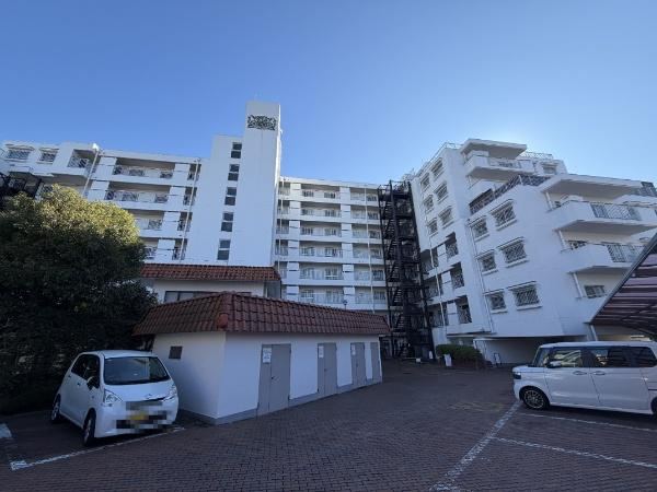Renovated 2LDK+S Apartment Near Kitakogane Station - Photo 1
