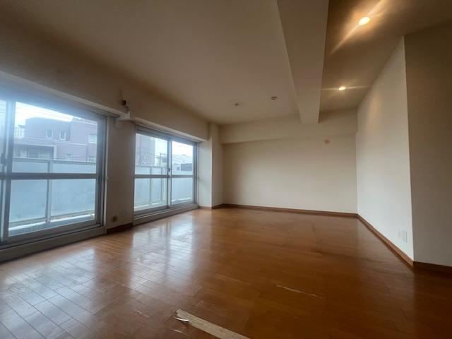 Spacious 3LDK Apartment Near Sakurashinmachi Station - Photo 1