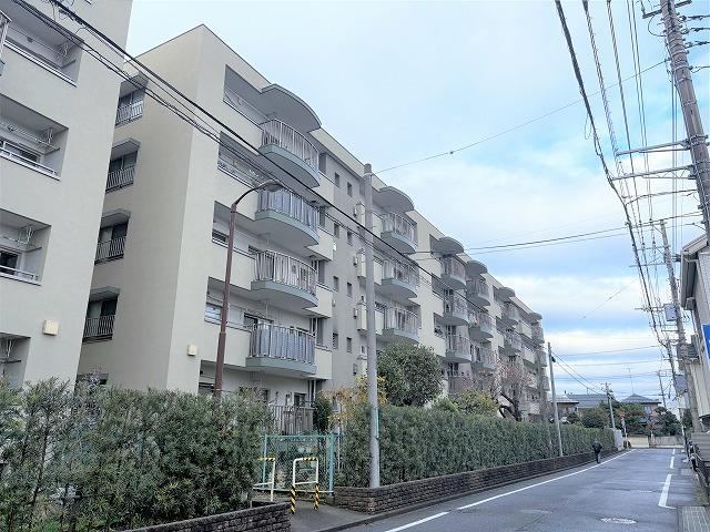 Bright 3LDK Apartment with Great Views - Photo 1