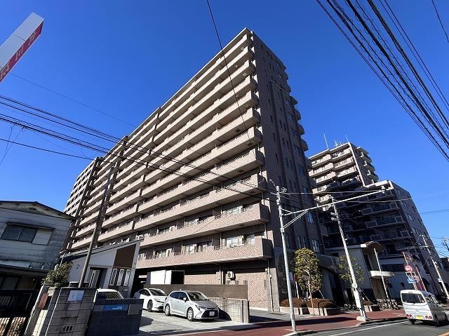 Corner 3LDK Apartment with Mountain View - Photo 1