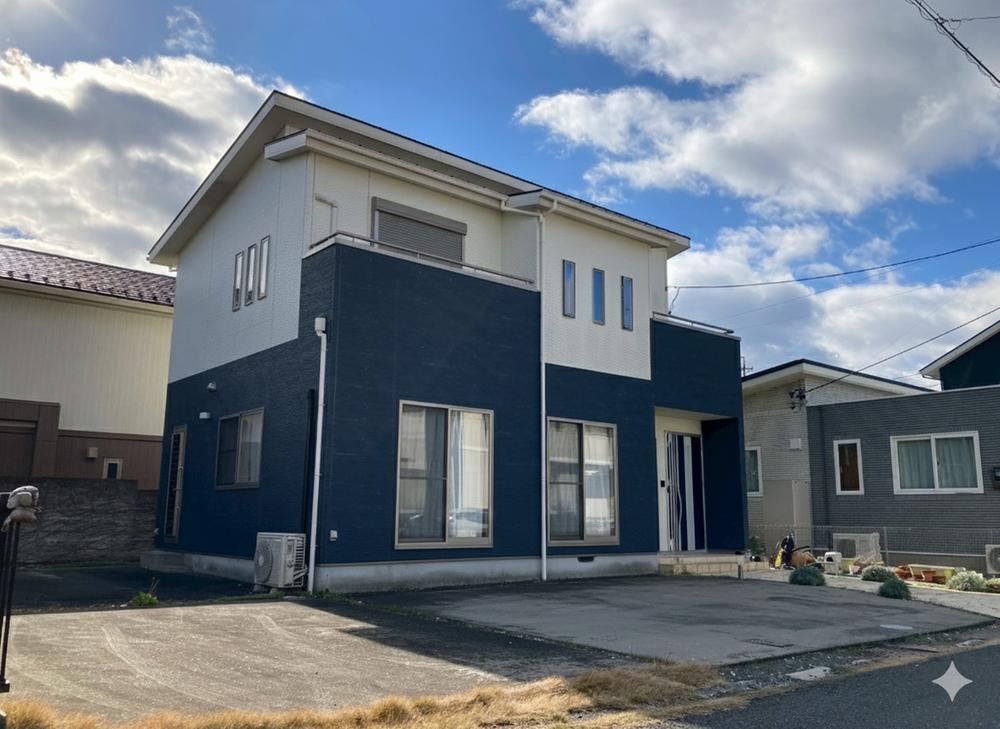 Contemporary 4LDK House with Balconies in Kameyama - Photo 1