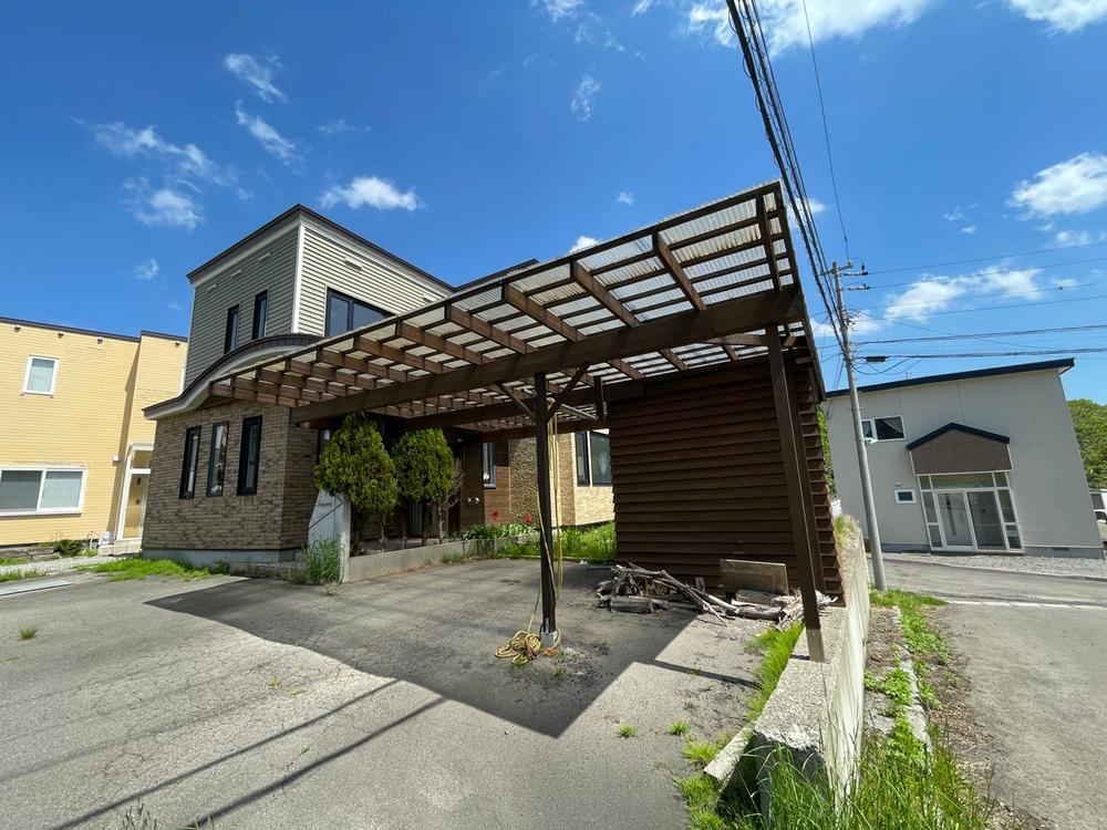 Spacious 3LDK Home with Scenic Views - Photo 1