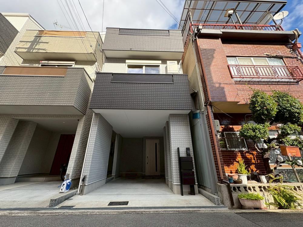 Modern 3LDK House with Parking in Ikuno, Osaka - Photo 1