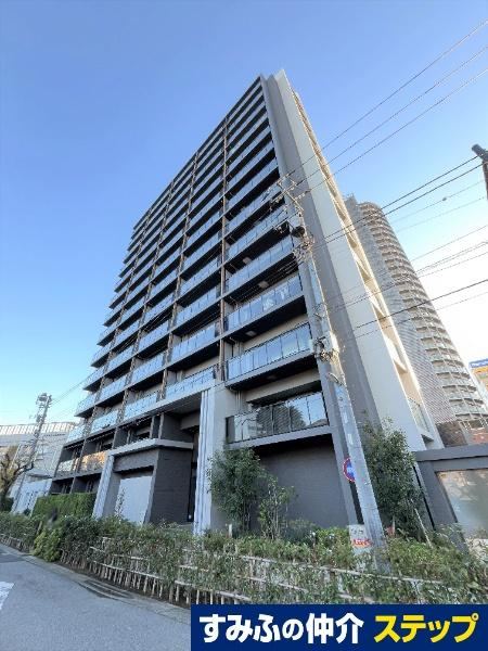 Sunny 2LDK Apartment with Park Views - Photo 1