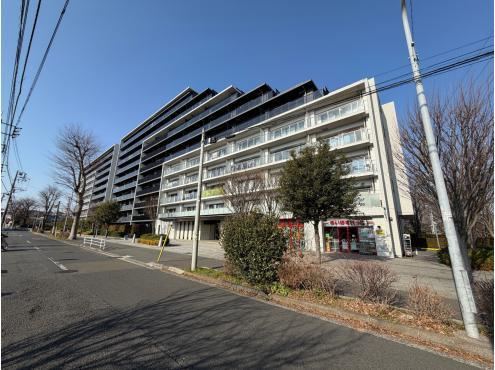 2LDK Apartment with Landmark Views in Yokohama - Photo 1